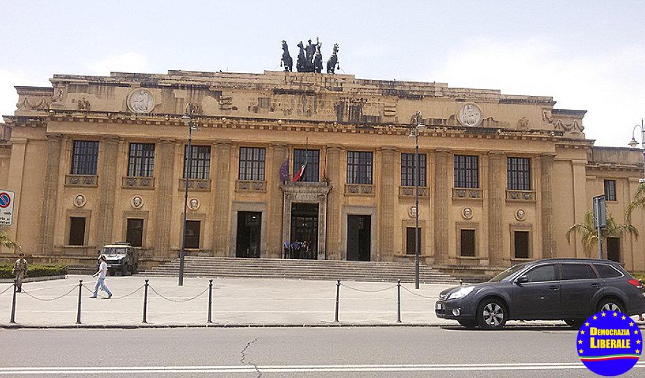 Messina: Democrazia Liberale e il Palazzo di Giustizia