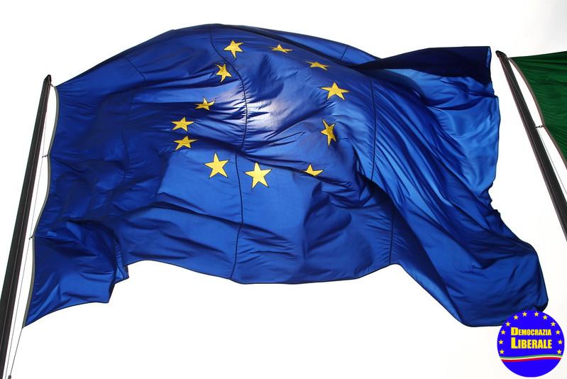 VERSO LE ELEZIONI EUROPEE, IN CERCA DI UN CENTRO POLITICO CHE NON C’È VERSO LE ELEZIONI EUROPEE, IN CERCA DI UN CENTRO POLITICO CHE NON C’È